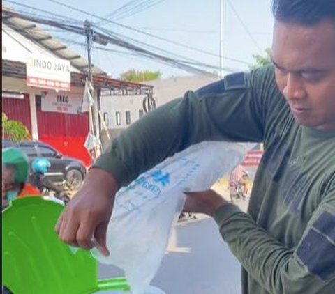 Banting Tulang KopraL TNI Pulang Dinas Langsung Jualan Es di Pinggir Jalan, Laris Banget Sehari Habis 1000 Gelas
