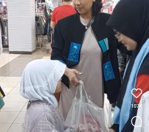 Momen Haru Anak Yatim Dibelikan Baju Lebaran oleh Shahnaz Haque, Sampai Cium Pipi Saking Bahagianya