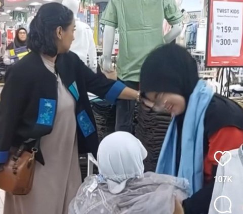 Momen Haru Anak Yatim Dibelikan Baju Lebaran oleh Shahnaz Haque, Sampai Cium Pipi Saking Bahagianya