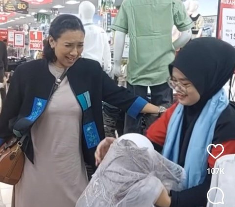 Momen Haru Anak Yatim Dibelikan Baju Lebaran oleh Shahnaz Haque, Sampai Cium Pipi Saking Bahagianya