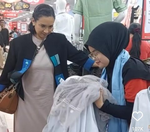Momen Haru Anak Yatim Dibelikan Baju Lebaran oleh Shahnaz Haque, Sampai Cium Pipi Saking Bahagianya