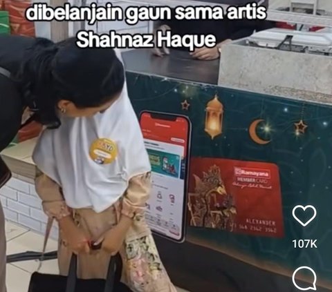 Momen Haru Anak Yatim Dibelikan Baju Lebaran oleh Shahnaz Haque, Sampai Cium Pipi Saking Bahagianya