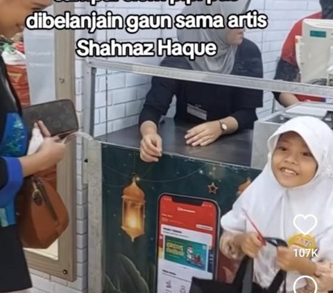 Momen Haru Anak Yatim Dibelikan Baju Lebaran oleh Shahnaz Haque, Sampai Cium Pipi Saking Bahagianya