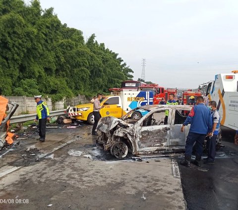 Preliminary Suspected Chronology of Multiple Accidents at Km 58 Cikampek Toll Road, 12 Body Bags Carried by Officers