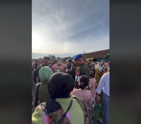 Buah Jatuh Tak Jauh dari Pohonnya, Ayah & Anak ini Sama-sama Polisi Militer TNI AD