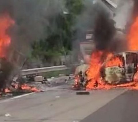 Preliminary Suspected Chronology of Multiple Accidents at Km 58 Cikampek Toll Road, 12 Body Bags Carried by Officers