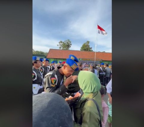 Buah Jatuh Tak Jauh dari Pohonnya, Ayah & Anak ini Sama-sama Polisi Militer TNI AD