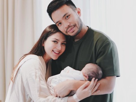 Potret Gemas Baby Kyarra Anak Jessica Mila Pakai Seragam Pengacara, Otto Hasibuan 'Mau Dampingi Opung Sidang di MK'