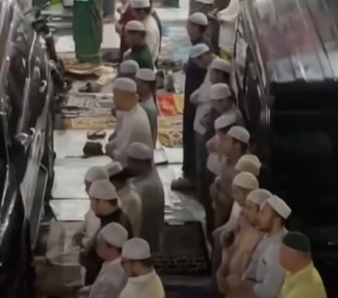 Subhanallah, Jemaah Masjid An-Nur Empang Bogor Membludak Hingga ke Jalan, Netizen 'Enak Banget yang Salat di dalem Alfa Adem'