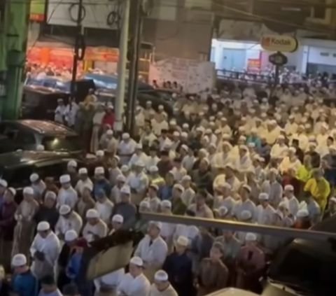 Subhanallah, Jemaah Masjid An-Nur Empang Bogor Membludak Hingga ke Jalan, Netizen 'Enak Banget yang Salat di dalem Alfa Adem'