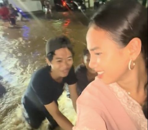 Pemuda Bantu Dorong Motor Cewek Cantik yang Mogok saat Banjir, Ikhlas Tak Minta Duit Tapi Ada 'Modusnya'