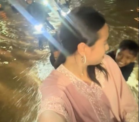 Pemuda Bantu Dorong Motor Cewek Cantik yang Mogok saat Banjir, Ikhlas Tak Minta Duit Tapi Ada 'Modusnya'