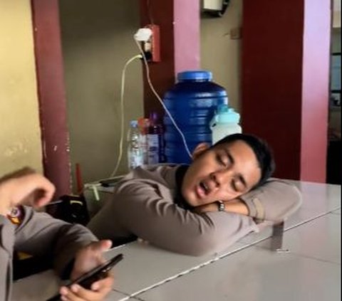 Bripda Zaki Ketangkap Basah Tidur saat Sedang Piket Jaga, Komandan 'Kau Mimpi Tadi Sampai Kemana?'