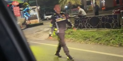 Terjadi Kemacetan di Jalan, Aksi Pemberani Pria Hadang Pengendara Ingin Serobot Jalan Ini Viral