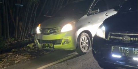 Terjadi Kemacetan di Jalan, Aksi Pemberani Pria Hadang Pengendara Ingin Serobot Jalan Ini Viral