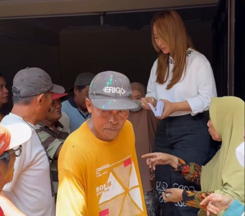 How Inul Daratista Distributes THR to Residents of Kampung Tuai: Pros and Cons