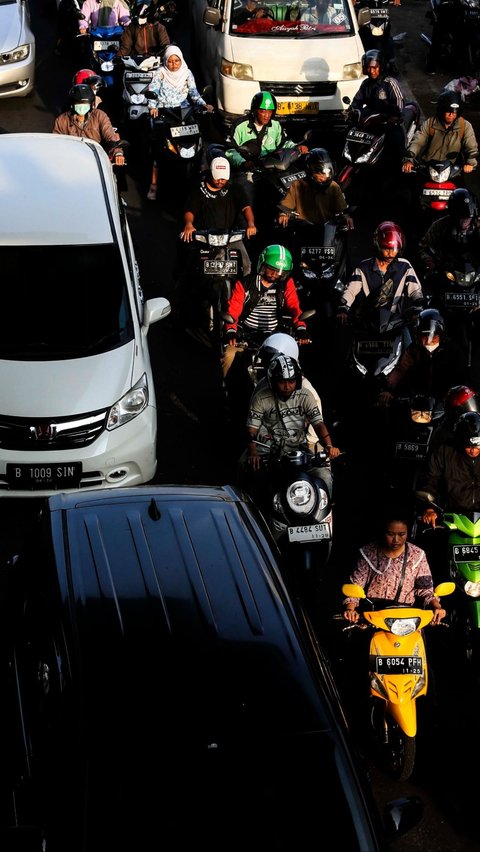 Terjadi Kemacetan di Jalan, Aksi Pemberani Pria Hadang Pengendara Ingin Serobot Jalan Ini Viral<br>