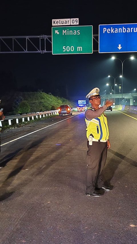 Toyota Hilux Tabrak Tronton di Tol Pekanbaru-Dumai, Ibu dan 2 Anak Tewas