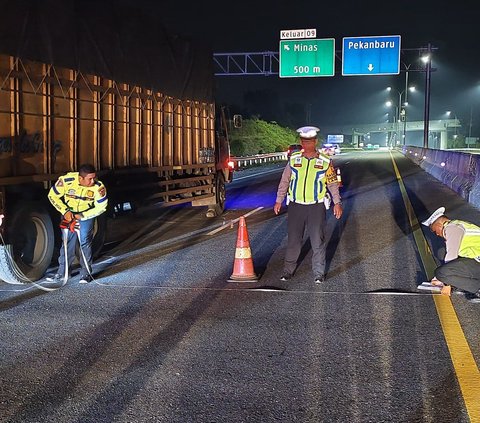 Toyota Hilux Tabrak Tronton di Tol Pekanbaru-Dumai, Ibu dan 2 Anak Tewas