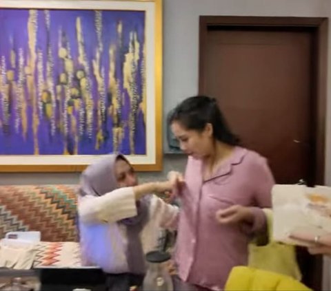 Penampilan Nagita Slavina Bareface dan Pakai Piyama saat Beri Kejutan Ultah Untuk Mama Rieta Ramai Disorot