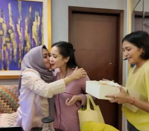 Penampilan Nagita Slavina Bareface dan Pakai Piyama saat Beri Kejutan Ultah Untuk Mama Rieta Ramai Disorot