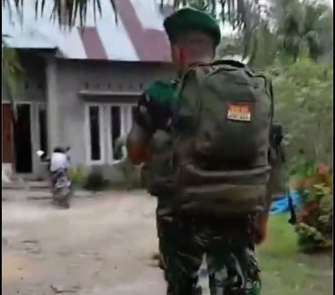 Viral Anggota TNI Beri Kejutan Mudik Tanpa Kabari Keluarga, Bikin Haru Warganet