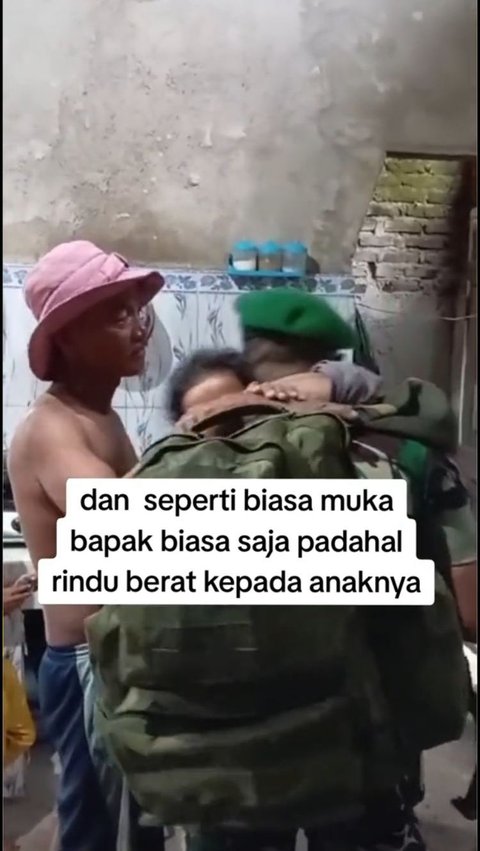 Viral Anggota TNI Beri Kejutan Mudik Tanpa Kabari Keluarga, Bikin Haru Warganet