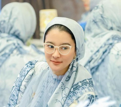 Portrait of Marcella Zalianty Completing the Recitation of the Quran, Receives Luxury Bag with Her Name Engraved