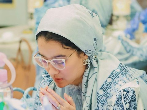 Portrait of Marcella Zalianty Completing the Recitation of the Quran, Receives Luxury Bag with Her Name Engraved