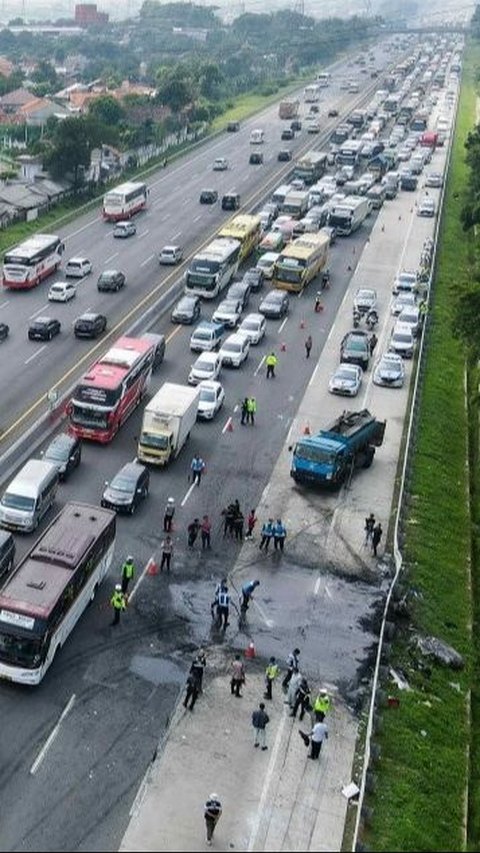 FOTO: Kecelakaan Maut di Tol Jakarta-Cikampek Km 58 Sebabkan Lalu Lintas Macet Mengular