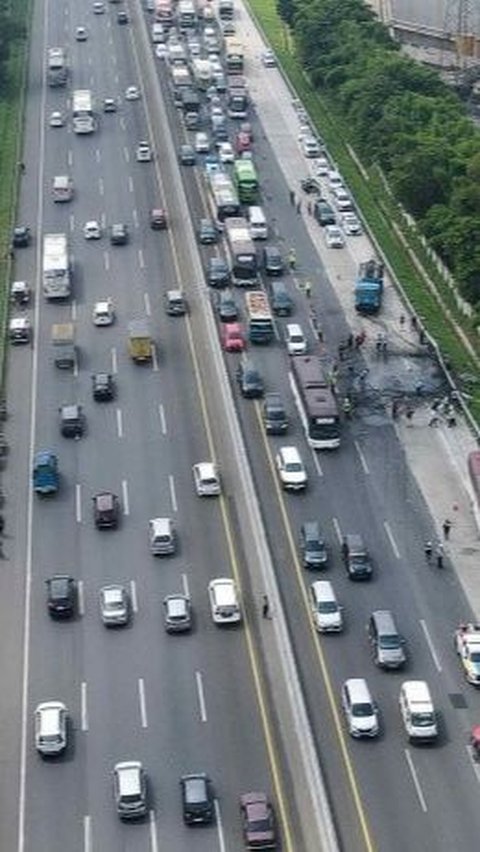 Insiden kecelakaan ini mengakibatkan antrean kendaraan di ruas Tol Jakarta-Cikampek terlihat mengular. Foto: Liputan6.com / Herman Zakharia