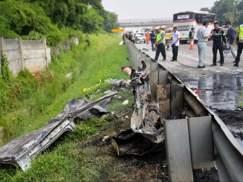 FOTO: Kecelakaan Maut di Tol Jakarta-Cikampek Km 58 Sebabkan Lalu Lintas Macet Mengular