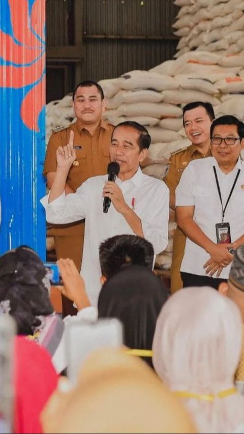 Usai Disorot di Sidang MK, Jokowi Bagi-Bagi Sembako, Gayanya Bikin Salfok<br>