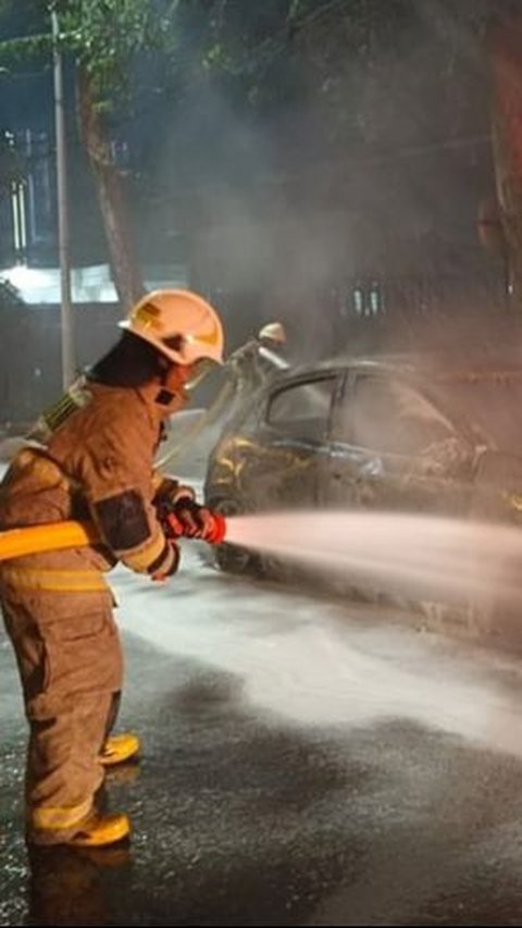 Mobil Terbakar & Meledak Diduga Dilempari Petasan Gerombolan Remaja Konvoi di Kembangan Jakbar<br>