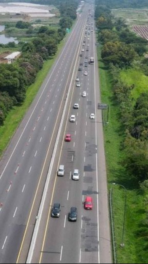 FOTO: H-2 Lebaran, Gerbang Tol Cikampek Utama Menuju Arah Palimanan Ramai Lancar