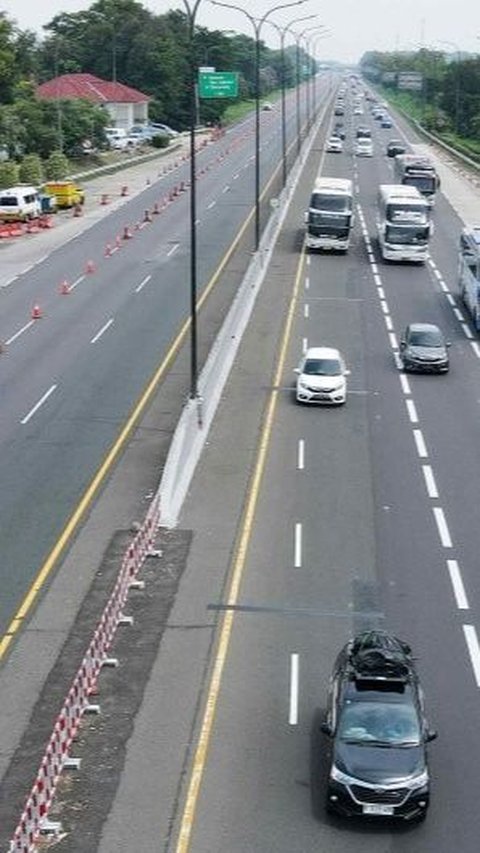 Hingga siang hari ini lalu lintas dari Gerbang Tol Cikampek Utama menuju arah Tol Cipali di Karawang terpantau lancar. Foto: Liputan6.com / Herman Zakharia<br>