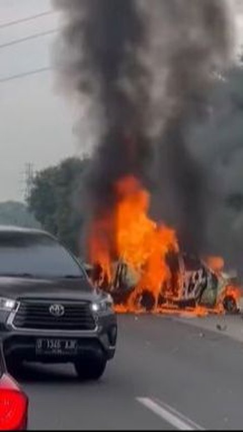 Video Moments of Multiple Accidents at KM 58 Cikampek Toll Road, Car Immediately Caught Fire Intensely, 12 Victims Dead