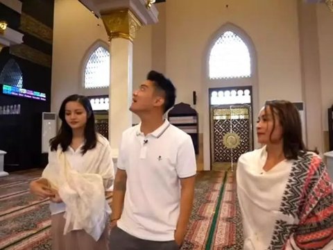 Room Tour Mosque Behind Crazy Rich Ovi Dian's House, Grand Resembling Nabawi Mosque