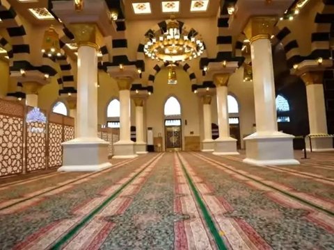 Room Tour Mosque Behind Crazy Rich Ovi Dian's House, Grand Resembling Nabawi Mosque