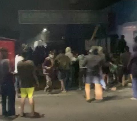 Gara-Gara Kegiatan Bangunkan Sahur, Seratusan Remaja di Ciputat Tawuran Bawa Parang & Pedang, Brimob Turun Tangan