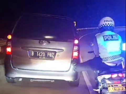 Viral Video of Subang Satlantas Officer Pushing the Avanza of a Stranded Traveler Using His Feet, His Strength is Astonishing