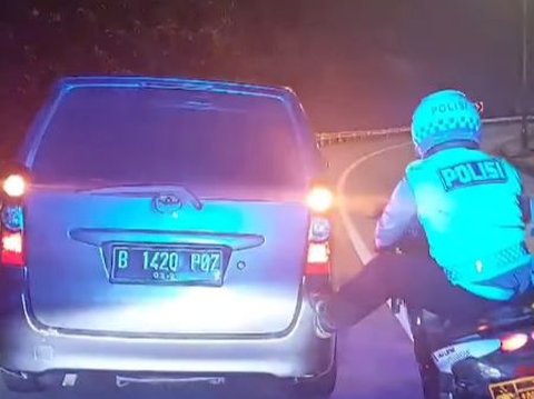 Viral Video of Subang Satlantas Officer Pushing the Avanza of a Stranded Traveler Using His Feet, His Strength is Astonishing