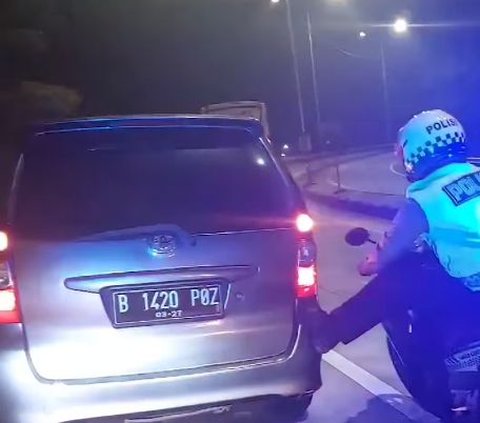 Viral Video of Subang Satlantas Officer Pushing the Avanza of a Stranded Traveler Using His Feet, His Strength is Astonishing