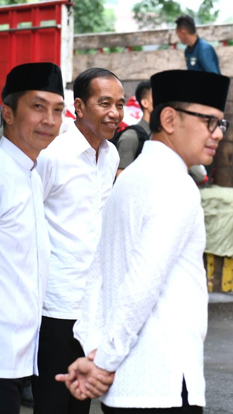 Presiden Jokowi Bagi-bagi 1.000 Sembako di Depan Istana Jelang Lebaran