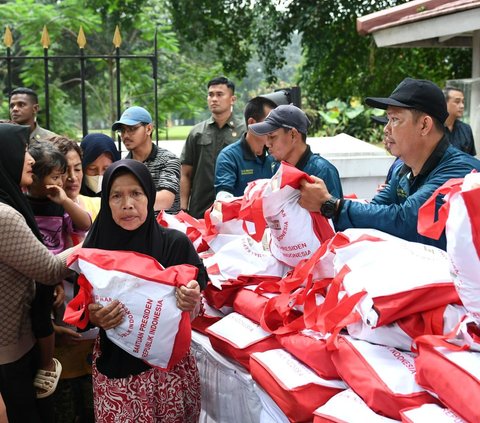 Presiden Jokowi Bagi-bagi 1.000 Sembako di Depan Istana Jelang Lebaran