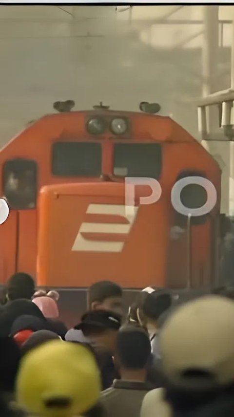 Portrait of Eid homecoming by train in 2006, crowded passengers still using 'Natural AC'.