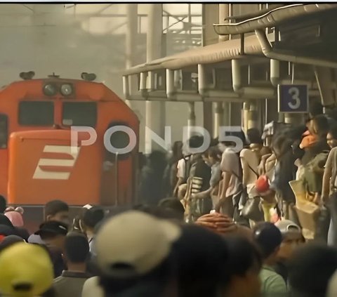 Portrait of Eid al-Fitr Homecoming by Train in 2006, Crowded Passengers Still Using 'Natural AC'