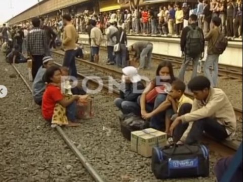 Portrait of Eid al-Fitr Homecoming by Train in 2006, Crowded Passengers Still Using 'Natural AC'