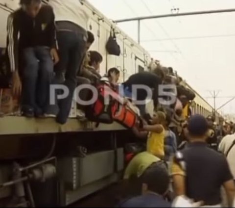 Portrait of Eid al-Fitr Homecoming by Train in 2006, Crowded Passengers Still Using 'Natural AC'