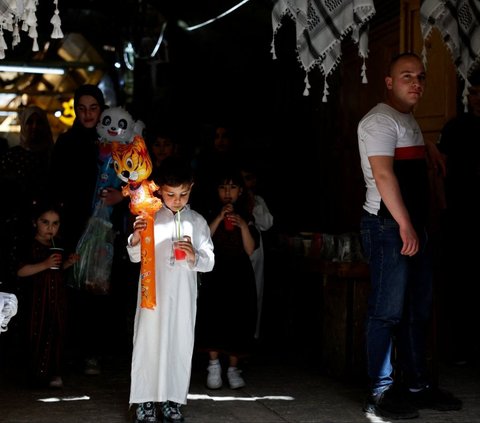 Meskipun hidup dalam kondisi sulit, warga Palestina tetap berusaha untuk merayakan Idulfitri dengan penuh kegembiraan. Foto: REUTERS / Raneen Sawafta<br>